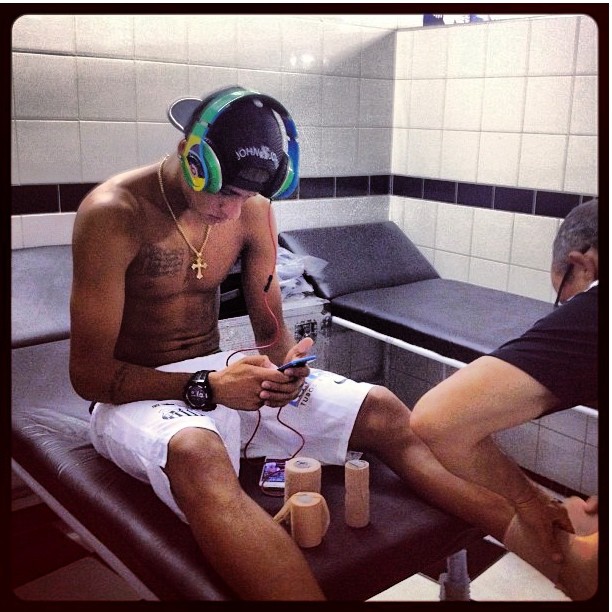 Neymar (@njunior11)